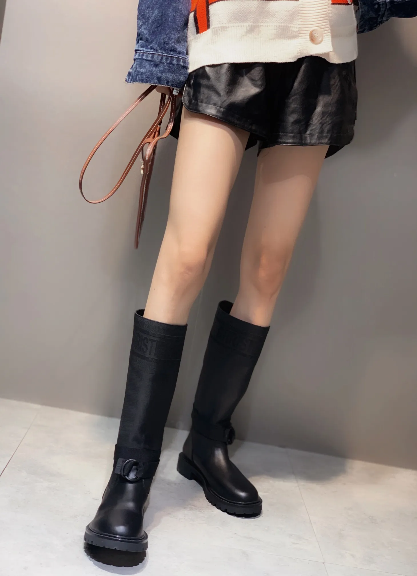 👟👟Ex-factory price 600👟👟 The latest 2024 Dior/Dior autumn and winter catwalk model. The original version is 1:1. In terms of boots, the biggest highlight of this season’s brand fashion show is this boot. The color-blocking design is unique and versatile. Exclusive mold opening. The heel height is 3cm. They are so beautiful on the feet! Fabric, calfskin, lining, sheepskin lining, outsole, TPU bottom ☑Number of yards: 35-40, (41 custom-made, non-returnable and non-exchangeable) high boots